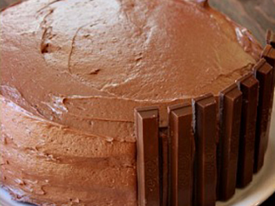 gâteau d'anniversaire chocolat kit kat m&m's