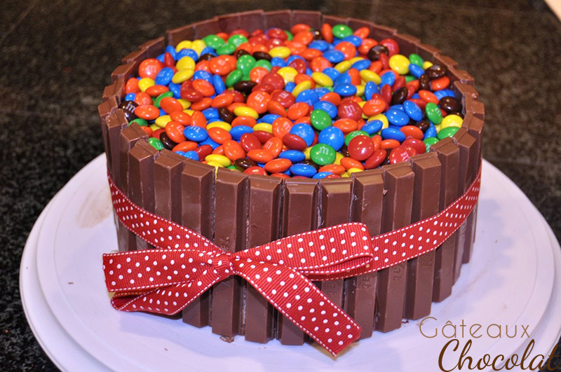 gâteau au chocolat et bonbons